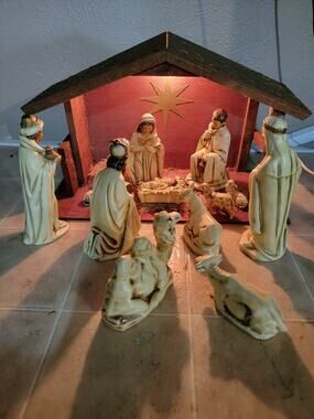 13 pc Crèche Nativity Set W/Lighted Wooden Stable Large Figures Made In Japan